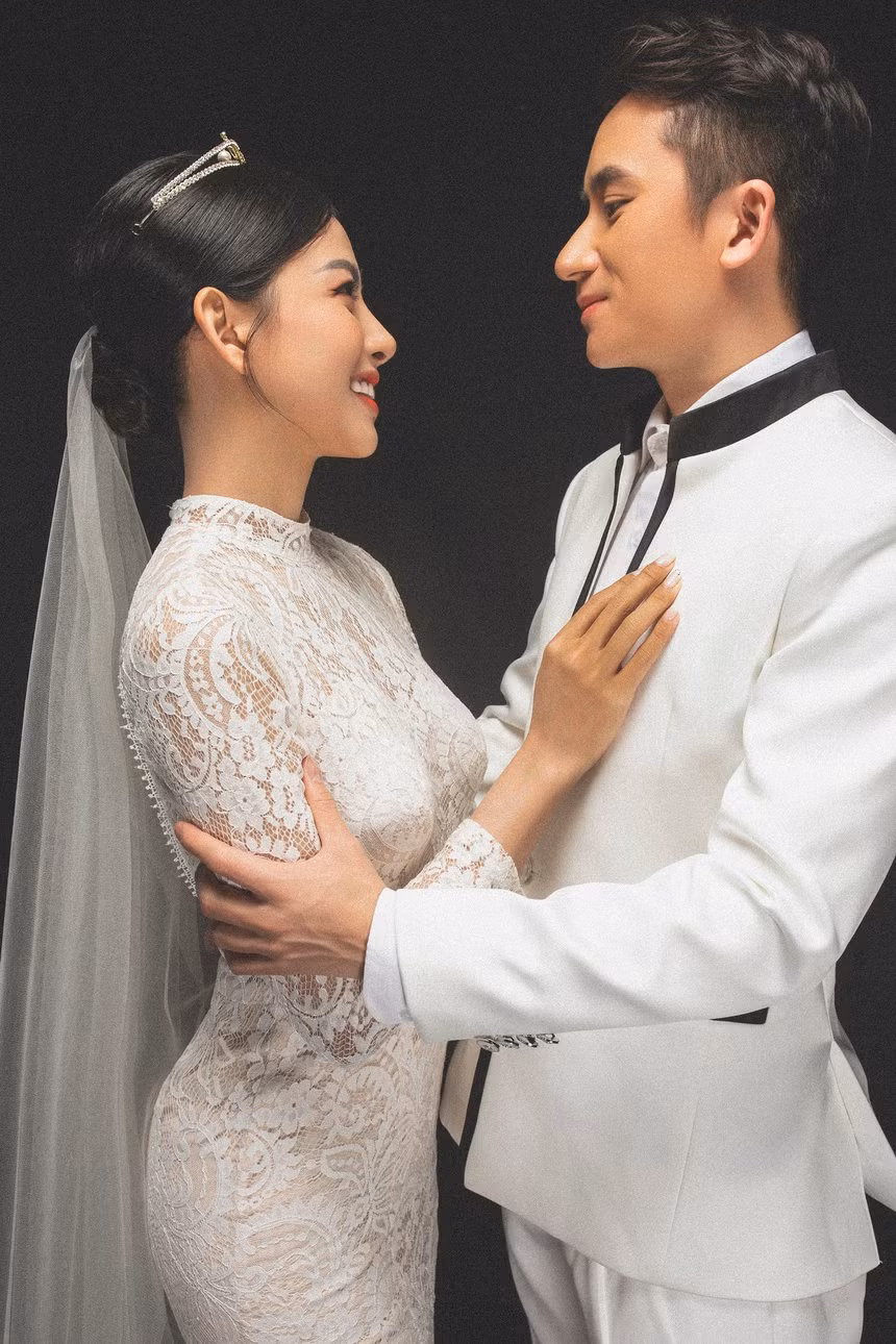 Anh tâm sự: “Không tránh được những lần bất đồng quan điểm nhưng chúng tôi luôn vui vẻ, hài hước khi ở bên nhau. Cô ấy như một khán giả đưa ra những ý kiến trung lập. Nhiều khi tôi lắng nghe được góp ý hữu ích từ cô ấy”.