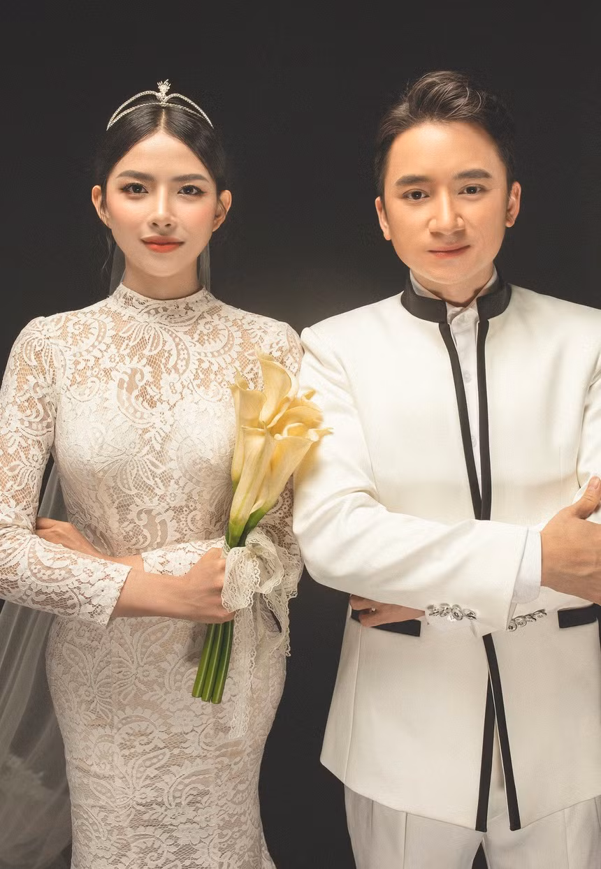 Chia sẻ về bà xã, Phan Mạnh Quỳnh cho biết Khánh Vy luôn ở bên động viên và cho anh lời khuyên trong công việc.