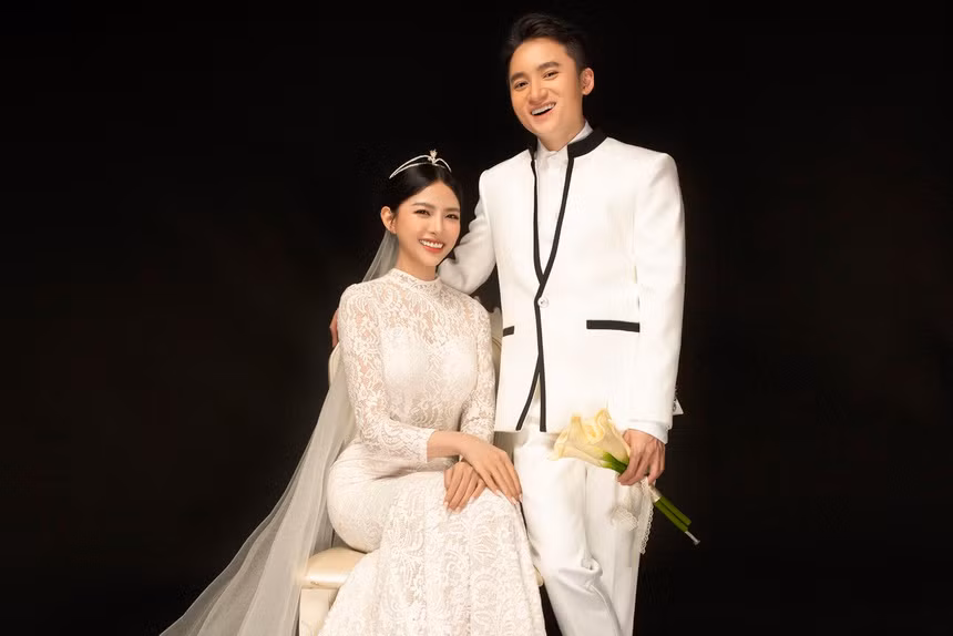 Phan Mạnh Quỳnh cầu hôn bạn gái vào cuối năm 2018. Anh dự định tổ chức hôn lễ vào tháng 12/2019 nhưng vì dịch bệnh, nam ca sĩ nhiều lần hoãn kế hoạch.