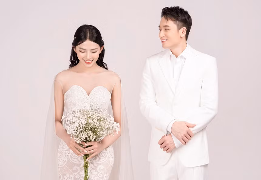 Ngày 19/4, Phan Mạnh Quỳnh chia sẻ loạt hình cưới. Nhạc sĩ kiêm ca sĩ cho Zing biết tiệc báo hỷ sẽ được anh tổ chức vào đầu tháng 5 tại TP.HCM. Phan Mạnh Quỳnh chưa quyết định thời gian cụ thể. Sau tiệc cưới, Phan Mạnh Quỳnh chia sẻ ca khúc mới do anh tự sáng tác dành tặng bà xã Khánh Vy.
