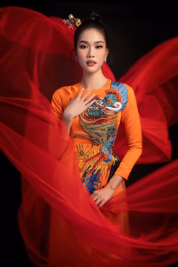 Á hậu Phương Anh cũng gây được ấn tượng với khán giả. Với phong thái đầy thanh lịch cùng khả năng ứng xử khéo léo cô nàng ghi điểm mỗi khi xuất hiện.