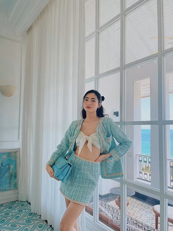 Chỉ với mái tóc cài nơ đơn giản, với điểm nhấn là đôi môi và một chút má hồng xinh xắn, cô nàng đã ghi điểm với sự ngọt ngào này của mình.