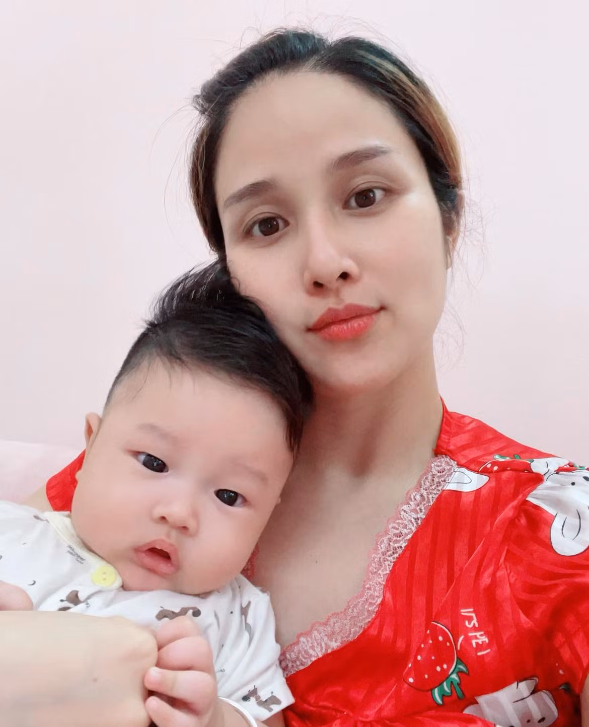 Thảo Trang tiết lộ bí quyết giảm cân là ăn ít cơm, hạn chế đồ ăn dầu mỡ, cho bé bú sữa mẹ. Nữ diễn viên "Tiếng sét trong mưa" kỳ vọng sẽ trở về cân nặng như trước khi mang bầu.