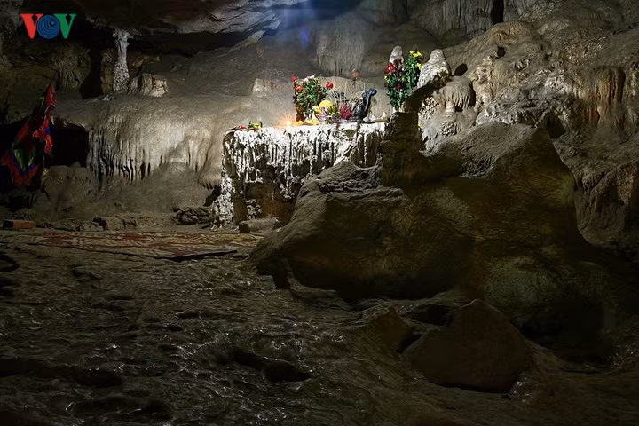 Hang Dơi nằm trong dãy núi đá phía đông bắc thị trấn Mộc Châu, huyện Mộc Châu, tỉnh Sơn La, kế bên trục quốc lộ 6. Đây là một danh lam thắng cảnh tự nhiên, di chỉ khảo cổ và cũng là di tích lịch sử kháng chiến. Ảnh: Phía ngoài Hang Dơi (hang chính), thiên nhiên khéo léo sắp đặt một hang động nhỏ hơn, có tên là Động Trình.