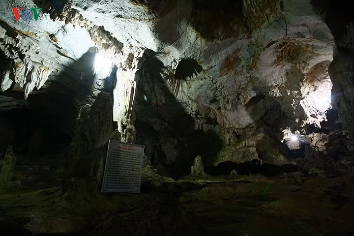 Đi sâu vào trong là phần “đuôi rồng”, hay còn gọi là khu vực “Kho báu Nhà Trời”. Khu vực này có diện tích khoảng 80m2, trần cao 10m. Đây là nơi có nhiều “báu vật”.