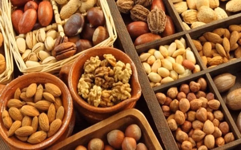 Hạt khô: Hạt khô còn rất giàu omega 3, axit béo, vitamin E và chất chống oxy hóa rất hữu ích trong việc cải thiện hệ miễn dịch.