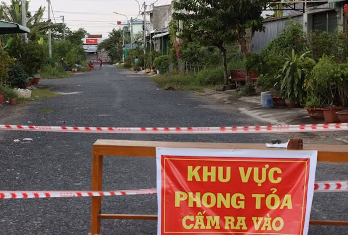  Nam thanh niên trốn khỏi khu phong tỏa để mua bia rượu, thuốc lá: Trốn ra khỏi khu phong tỏa để mua bia rượu và thuốc lá, Bùi Quang Sa (32 tuổi, trú tại phường An Hòa (TP Sa Đéc, tỉnh Đồng Tháp) bị lực lượng chức năng tuần tra phát hiện, lập biên bản vi phạm. Ngày 20/8, Công an phường An Hòa đề nghị xử phạt Sa 7,5 triệu đồng. 