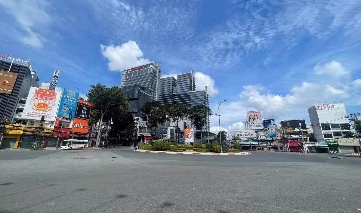 TP HCM ngay dau tien ap dung gian cach muc cao nhat