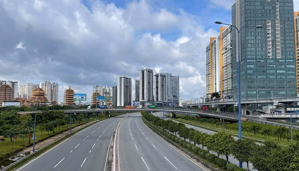 TP.HCM ngày đầu tiên áp dụng giãn cách mức cao nhất, nhiều đường phố vắng vẻ. 
