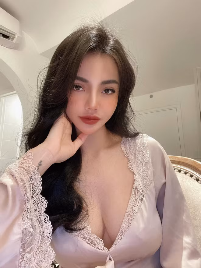 Rạng sáng 16/8, anh N. đưa An về nhà ở phường 3, quận Phú Nhuận để tâm sự và quan hệ tình dục. Sau đó, anh N. dùng điện thoại chuyển vào cho An 20 triệu đồng thì An mượn thêm 20 triệu đồng nữa. 