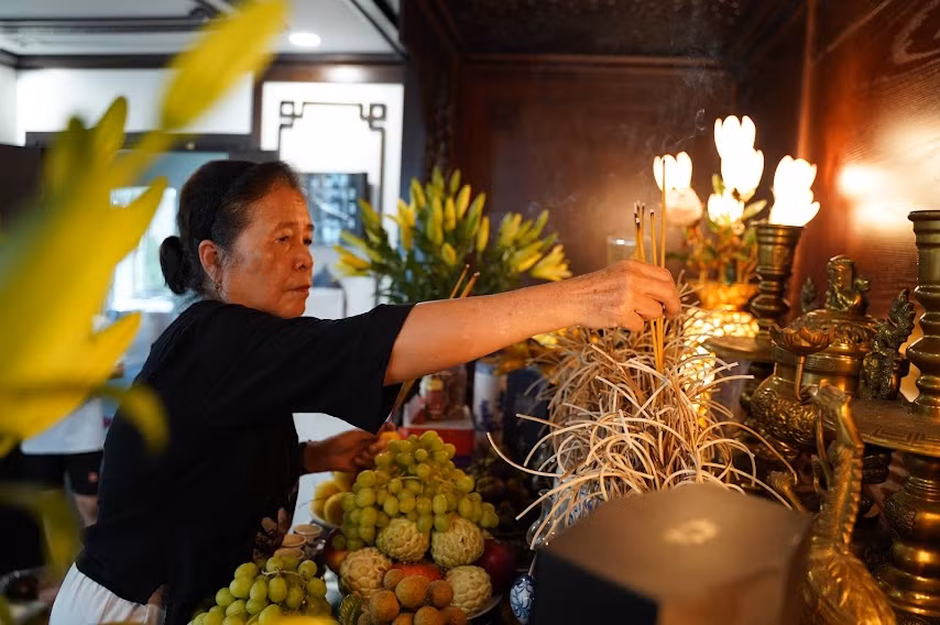 Gia đình bà Nguyễn Thị Kim Liên ở Dương Nội (Hà Đông – Hà Nội) có thói quen tề tựu ra mộ thắp hương, lên chùa cầu một mùa Vu Lan an lành. Đây là dịp con cháu thể hiện lòng hiếu thảo với tổ tiên, cha mẹ. 