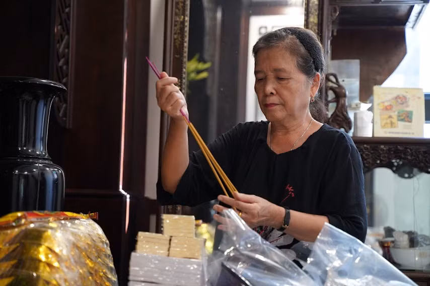 Dịch COVID-19: Người dân Hà Nội làm lễ cúng online ngày lễ Vu Lan - Hình 2 Dich COVID-19: Nguoi dan Ha Noi lam le cung online ngay le Vu Lan-Hinh-2