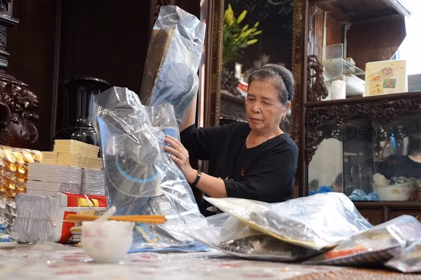 Dịch COVID-19: Người dân Hà Nội làm lễ cúng online ngày lễ Vu Lan Dich COVID-19: Nguoi dan Ha Noi lam le cung online ngay le Vu Lan