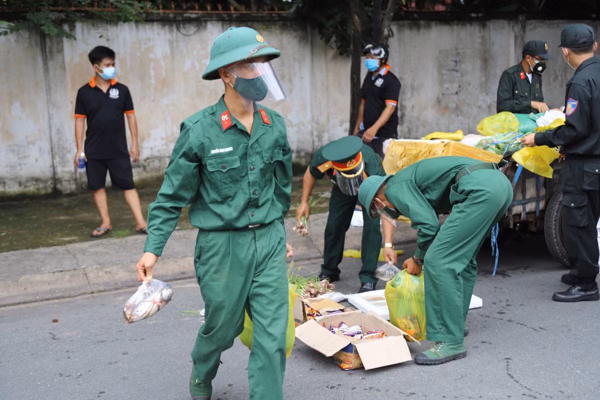 Hôm nay là ngày đầu tiên TP HCM áp dụng các biện pháp quyết liệt hơn trong giãn cách xã hội "Mỗi tổ dân phố, khu phố, phường, xã, thị trấn, cơ quan, nhà máy, xí nghiệp là một pháo đài trong phòng chống dịch", "ai ở đâu, ở yên đó"...