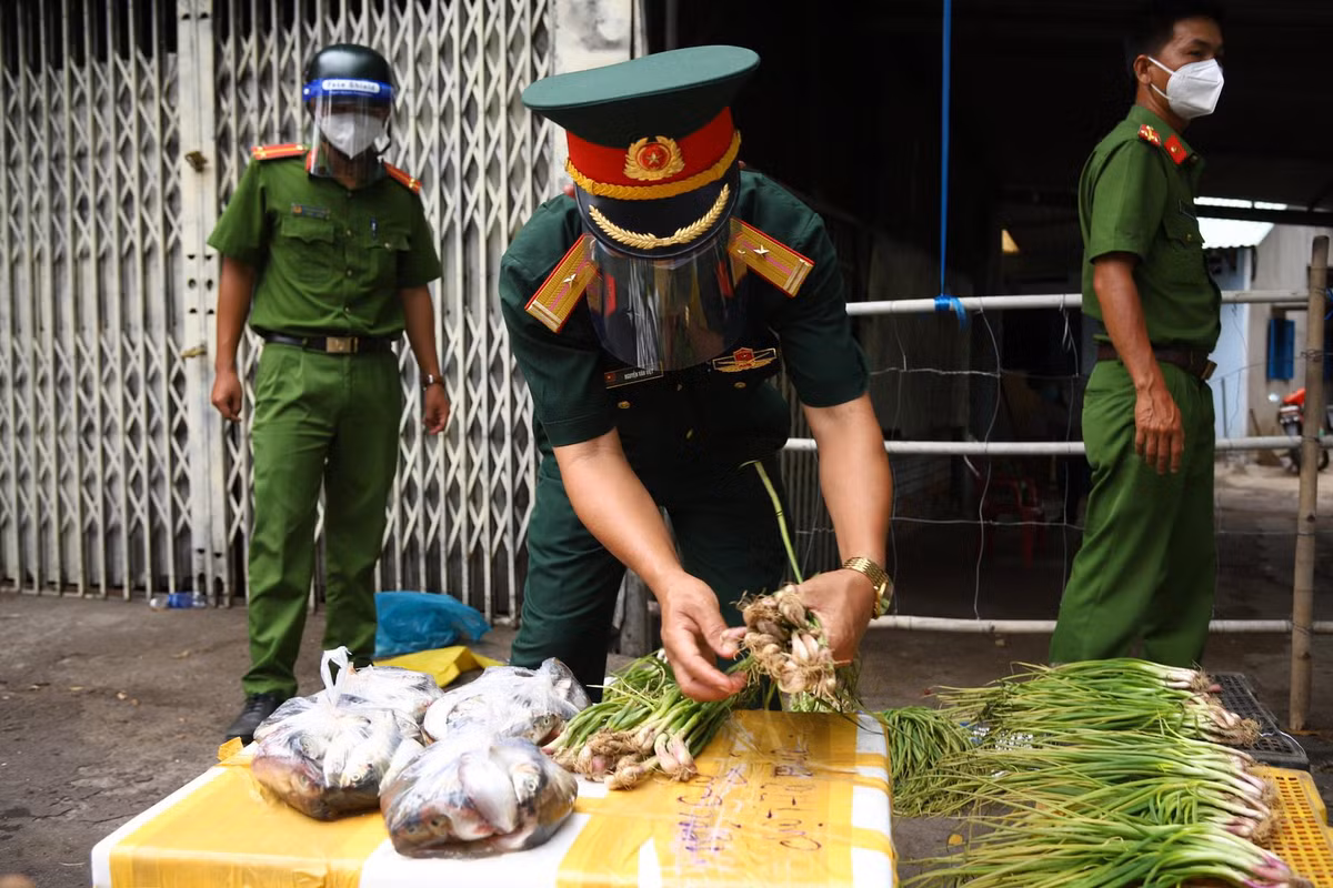 Bo doi ho tro tan nha, nguoi dan TP HCM an tam chong dich