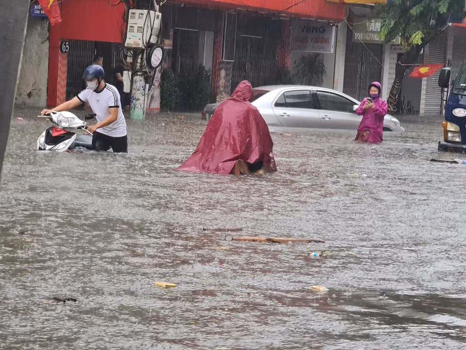 Ngập lụt xảy ra trên hầu hết đường phố thuộc các quận Hồng Bàng, Lê Chân, Ngô Quyền, Kiến An... trung bình từ 40cm đến gần 1m nước. (Ảnh: MXH) 