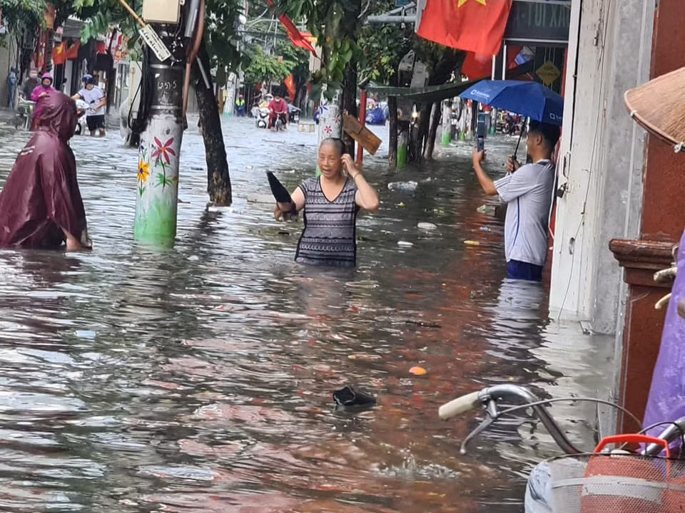 Trận mưa lớn nhất từ đầu năm đến nay kéo dài từ khoảng 3h ngày 26/8 gây ngập lụt sâu nhiều tuyến đường phố tại TP Hải Phòng. (Ảnh: MXH)