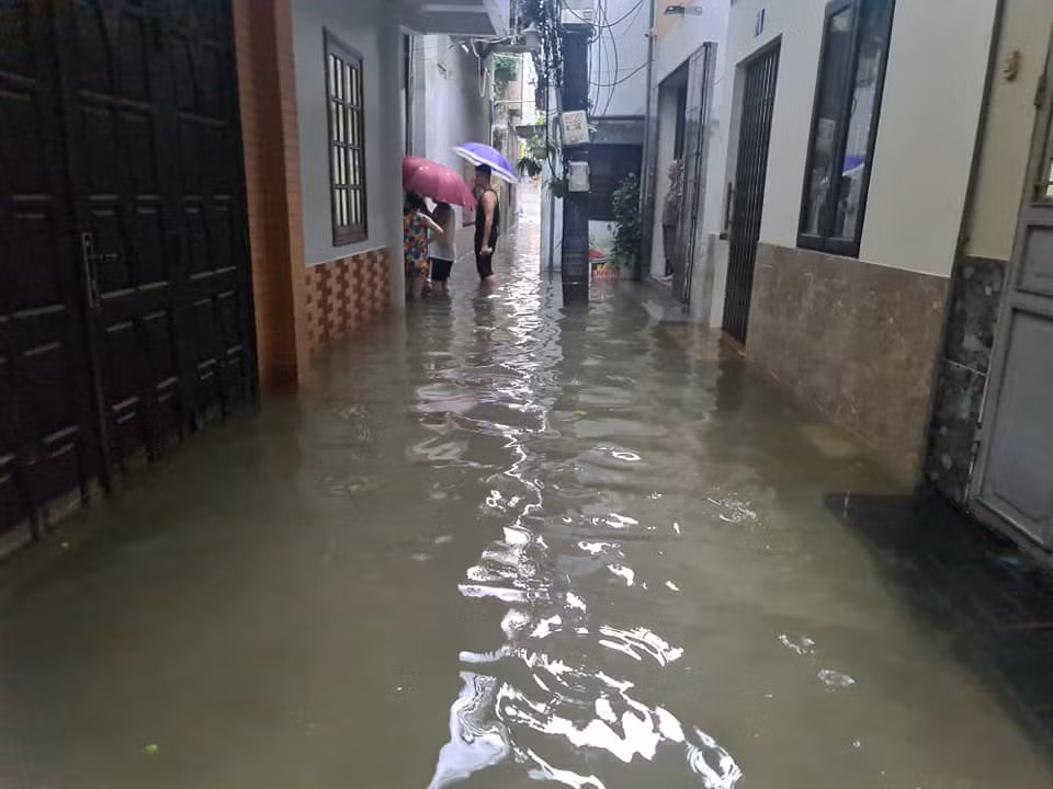Đến hơn 9h cùng ngày, các tuyến đường vẫn ngập úng nặng. (Ảnh: MXH) 