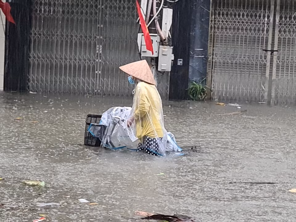 Trận mưa khiến cuộc sống của người dân khu vực các quận trung tâm TP Hải Phòng đảo lộn. (Ảnh: MXH) 