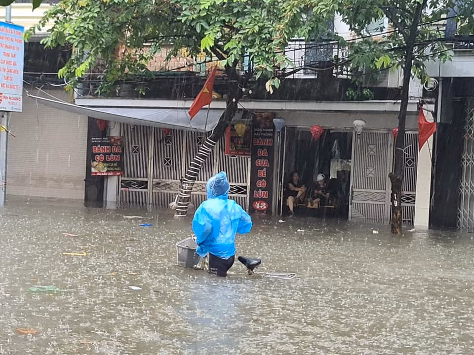 Được biết, Công ty thoát nước TP Hải Phòng đã huy động hơn 200 cán bộ, công nhân viên lật các nắp hố ga để tiêu thoát nước nhanh, đảm bảo giao thông thông suốt trong giờ cao điểm. (Ảnh: MXH) 