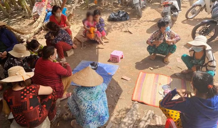  12 phụ nữ đánh bài ăn tiền trong lúc giãn cách: Ngày 23/8, Công an huyện Chợ Mới (An Giang) cho biết, đã cho gia đình bảo lãnh 12 phụ nữ liên quan vụ đánh bạc tại xã Mỹ Hội Đông. 12 phụ nữ này sẽ bị xử phạt hành chính về hành vi đánh bạc và không thực hiện biện pháp bảo vệ cá nhân để phòng chống dịch bệnh COVID-19. 