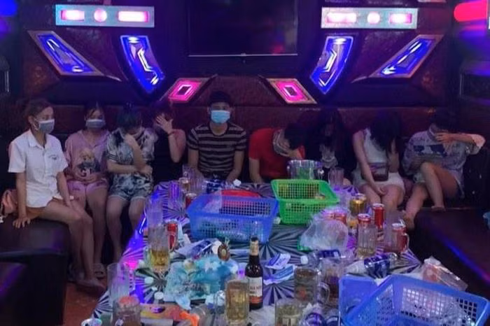  11 người dương tính với ma túy trong quán karaoke: Công an huyện Sông Lô, Vĩnh Phúc cho biết, vừa kiểm tra đột xuất quán karaoke Khánh Cường do ông Nguyễn Quốc Tấn (30 tuổi, ở huyện Lâm Thao) làm chủ. Thời điểm kiểm tra, Công an phát hiện 11 người đang tụ tập tại 2 phòng hát. Xét nghiệm nhanh tại chỗ, tất cả 11 người dương tính với chất cấm. 