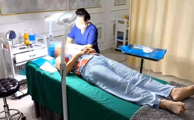 Nhân viên lao công phẫu thuật làm đẹp cho khách: Trách nhiệm thẩm mỹ Kangzin? Nhan vien lao cong phau thuat lam dep cho khach: Trach nhiem tham my Kangzin?