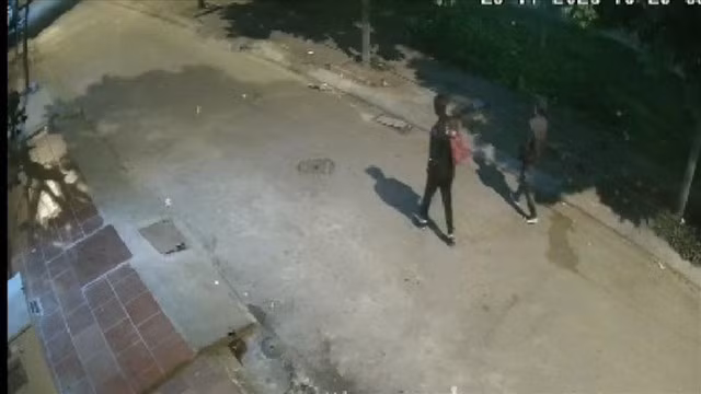Trở lại khu vực hiện trường nơi xảy ra vụ án, tiến hành trích xuất camera xung quanh nhà nghỉ, cơ quan điều tra ghi nhận được hình ảnh chị T. đi cùng một người đàn ông có dáng người nhỏ nhắn. Đối chiếu thông tin, lực lượng chức năng nhận định, người đàn ông trong đoạn video ghi được có rất nhiều đặc điểm giống Vũ Duy Hoàng. (Ảnh tư liệu) 