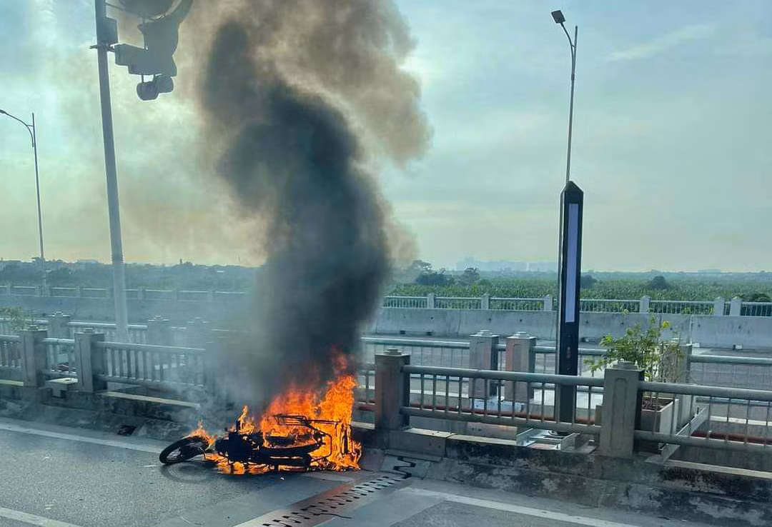 Xe may bat ngo boc chay ngun ngut, tro khung tren cau Vinh Tuy