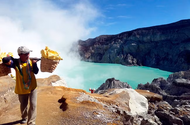 Nhiều du khách hít phải khí lưu huỳnh nên bị ho sặc sụa, nôn mửa, cay xè mắt. Do vậy, họ phải nhanh chóng trở xuống.