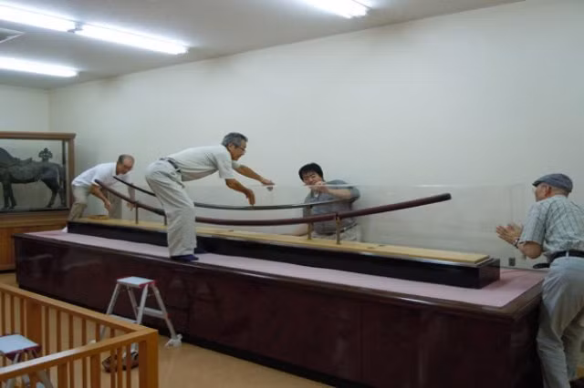 Quan điểm khác cho rằng, Norimitsu Odachi có thể được tạo ra trong một cuộc thi rèn kiếm. Sau khi nghệ nhân rèn kiếm đoạt giải, vũ khí này được trưng bày cho mọi người xem và được lưu truyền đến ngày nay.