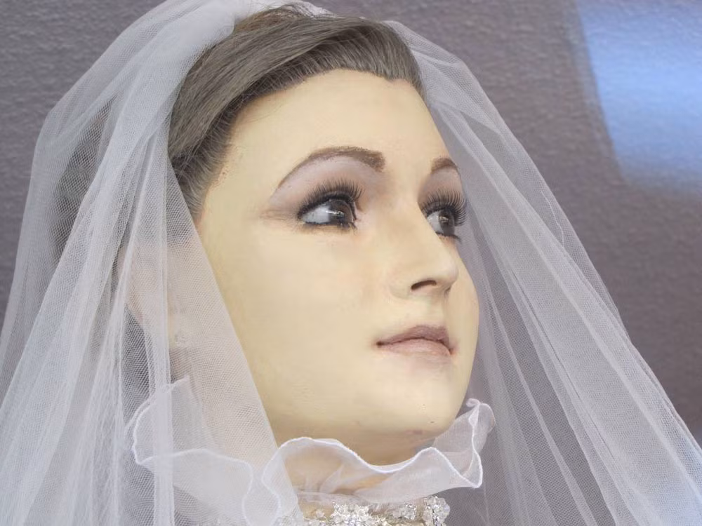 Bởi lẽ, La Pascualita khoác trên người chiếc váy cưới trắng muốt. Đặc biệt, "cô dâu" nàu có đôi mắt to tròn, tóc mềm và làn da trắng hồng tự nhiên. Thậm chí, có người sờ vào tay thì thấy rất giống người thật và nhìn thấy tĩnh mạch ở chân.