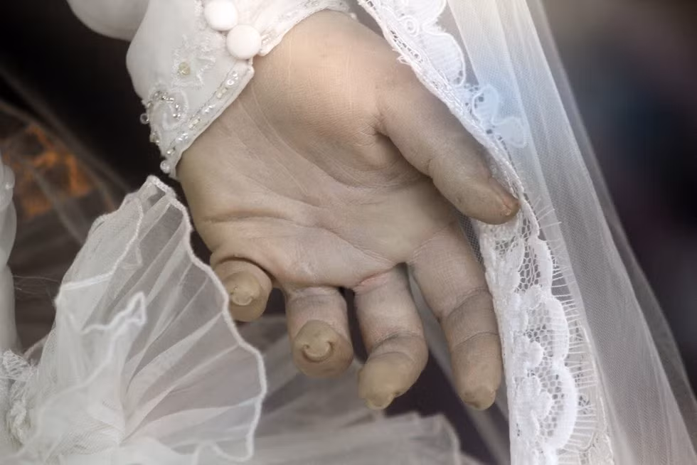 Thế nhưng, khi càng quan sát La Pascualita, người dân địa phương nhận thấy gương mặt "cô dâu" có nhiều nét tương đồng với bà chủ tiệm áo cưới thời đó là Pascuala Esparza.