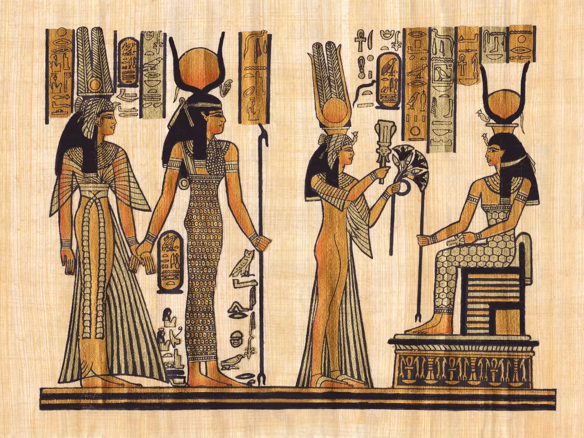 Nữ hoàng Cleopatra thường được xây dựng hình ảnh là người phụ nữ thông minh, xinh đẹp và quyến rũ. Thế nhưng, các nhà sử học tìm được các cổ vật như tiền xu, tranh vẽ khắc họa dung mạo của Nữ hoàng Cleopatra hoàn toàn trái ngược.