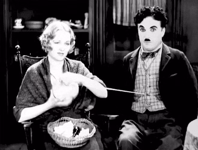 Mọi người cứ ngỡ Chaplin có sự nghiệp thành công nên cuộc sống cá nhân cũng viên mãn. Thế nhưng, điều này không chính xác. Trên thực tế, "Vua hề Sác lô" trải qua 4 cuộc hôn nhân và đều không thể hưởng thụ trọn vẹn niềm hạnh phúc gia đình.