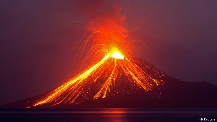 Người phóng viên nhớ rằng, trong mơ thấy núi lửa Krakatoa phun trào dữ dội ở gần đảo Java. Dung nham, tro bui núi lửa... khiến nhiều người thương vong… Cuối trang giấy, phóng viên Samson viết 2 chữ “quan trọng” trước khi trở về nhà lúc rạng sáng.