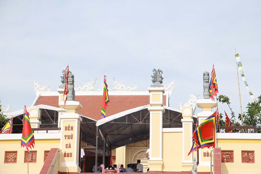 Hàng năm, ngư dân thường tổ chức lễ cầu ngư tại miếu Ngư Ông nhằm cầu mong mưa thuận gió hòa, đi biển được bình an.