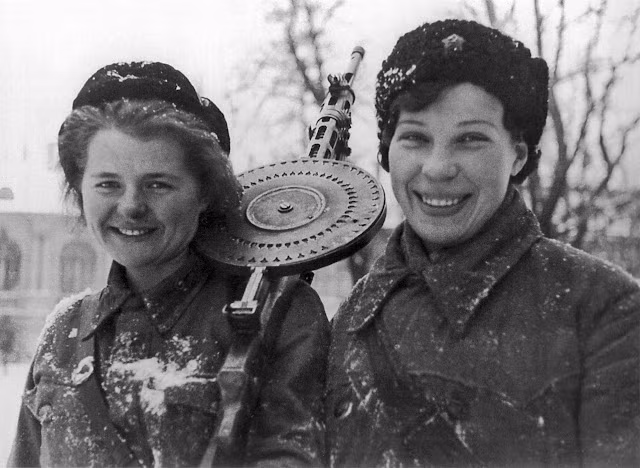 Khi chiến trường tạm yên tiếng súng, những phụ nữ ở Leningrad có khoảng thời gian trò chuyện, vui vẻ.