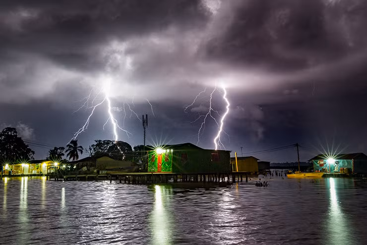 Điều kỳ lạ và thú vị là hiện tượng trên chỉ xảy ra ở con sông Catatumbo. Không nơi nào trên Trái đất ghi nhận hiện tượng tương tự.