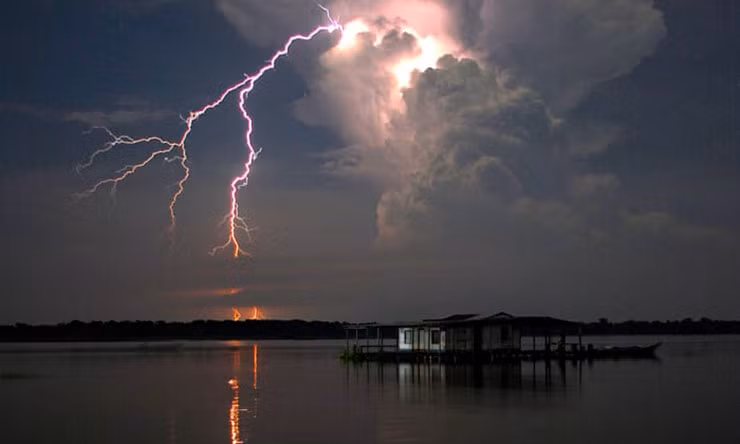 Hiện tượng sét đánh với tần suất dày đặc ở cửa sông Catatumbo có liên quan đến nhiều hoạt động trong đời sống của người dân địa phương.