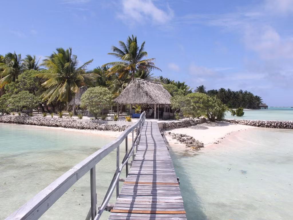 Khoảng 96% dân số Kiribati là tín đồ Kito giáo. Trong đó, 55,6% là người Giáo hội Công giáo Roma (một nhánh của Kito giáo) và 33,5% theo Kiribati Uniting Church - giáo phái được thành lập năm 1968 ở Kiribati.