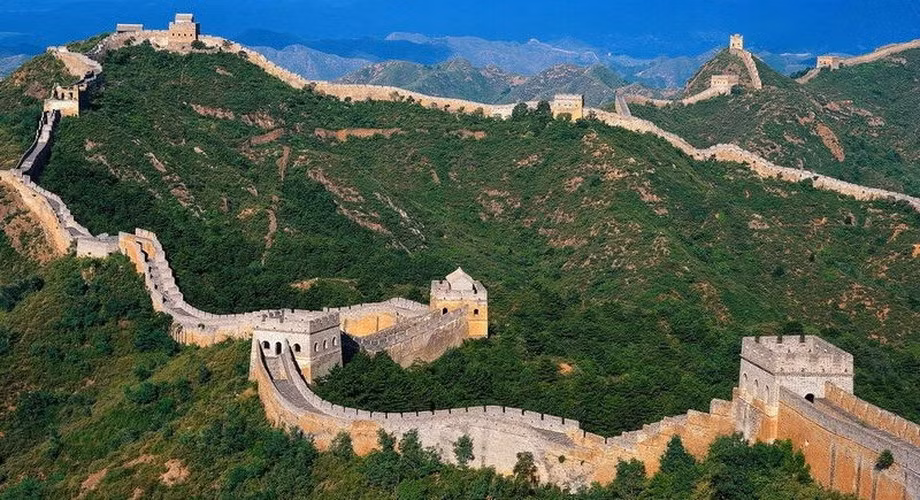 Các triều đại xưa xây Vạn Lý Trường Thành như một hệ thống phòng thủ quân sự, chống lại sự tấn công của các kẻ thù từ phương Bắc.