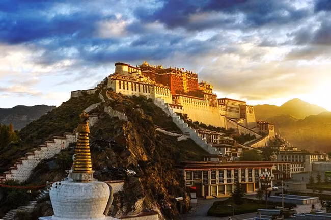Cung điện Potala có kiến trúc đồ sộ, tráng lệ với 13 tầng lầu, hơn 1.000 phòng, 10.000 bàn thờ các chư Phật, 20.000 tượng Phật, Bồ tát…