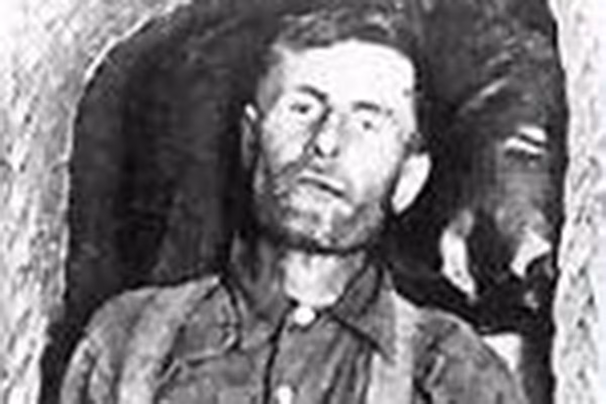 Sau khi chết, thi thể của Elmer McCurdy được đem tới một nhà tang lễ ở thành phố Pawhuska. Tuy nhiên, không có ai đến nhận thi thể của gã trong suốt một thời gian dài. Về sau, một người chuyên lo chay ma đã ướp xác Elmer McCurdy bằng Asen trước khi cho mọi người xem với giá 5 xu/lượt. Khi ấy, một số người muốn mua xác ướp Elmer McCurdy nhưng người trên đều từ chối.