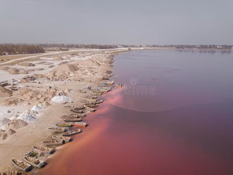 Người dân ở khu vực xung quanh từng kiếm sống bằng nghề đánh bắt cá ở hồ Retba.