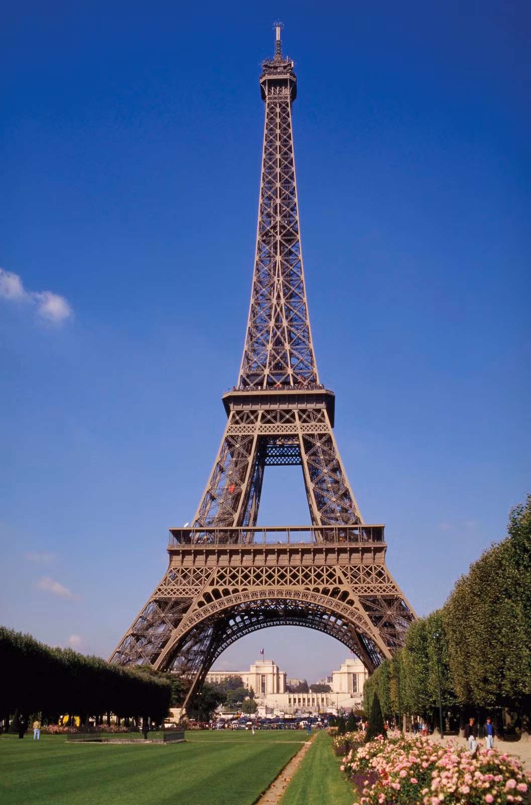 Tháp Eiffel là công trình nổi tiếng mang tính biểu tượng ở thủ đô Paris, Pháp. Mỗi năm, hàng triệu du khách ghé thăm kiến trúc kỳ vĩ này.
