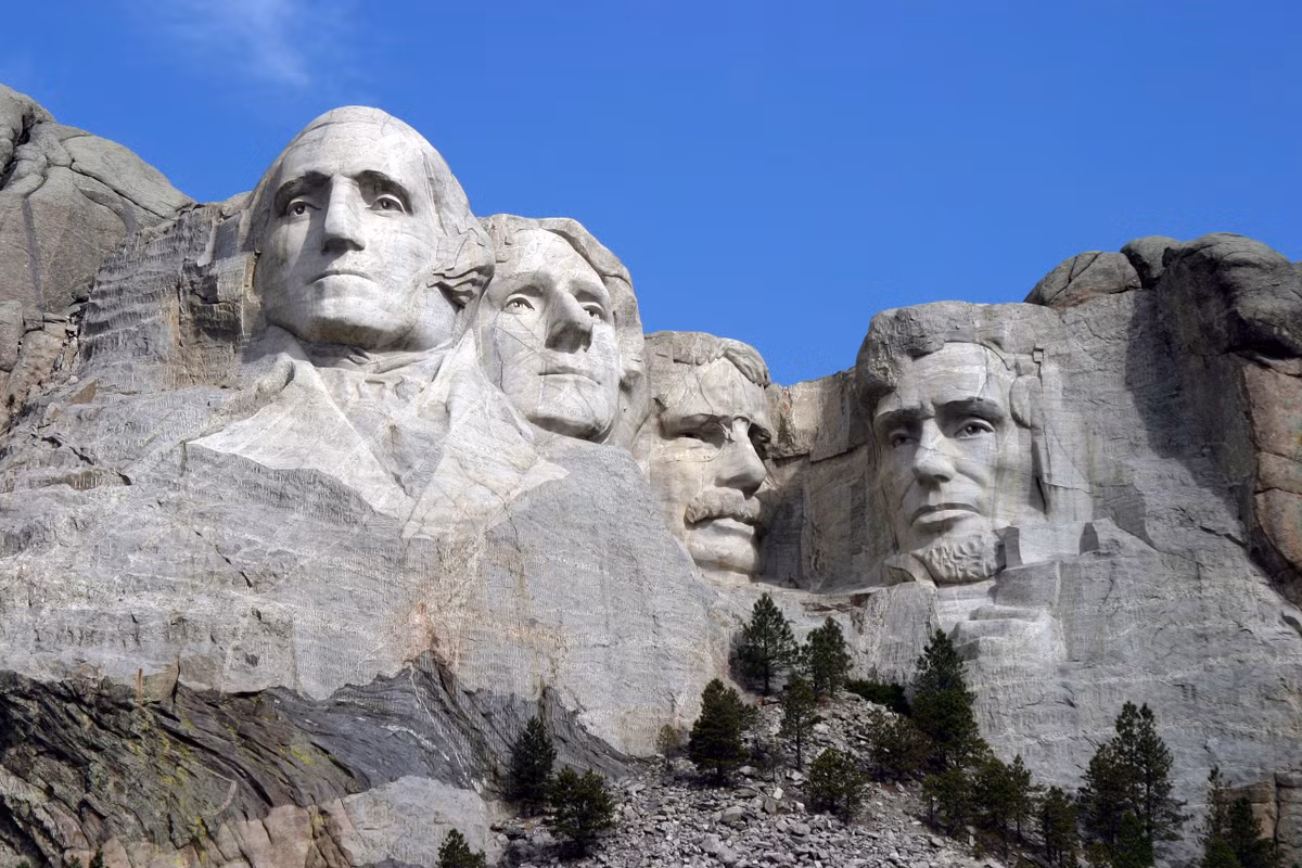 Nổi tiếng không kém địa điểm trên là căn phòng bí mật ở núi Rushmore - nơi chạm khắc gương mặt của 4 đời tổng thống Mỹ: George Washington, Thomas Jefferson, Theodore Roosevelt và Abraham Lincoln.