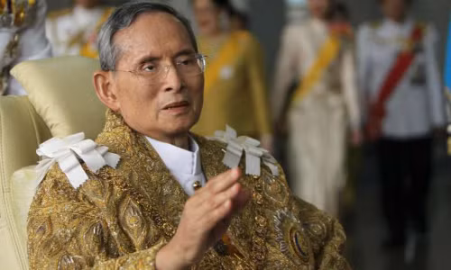Quốc vương Bhumibol Abdulyadej được xem là biểu tượng của sự đoàn kết đất nước. Ngài là một trong những vị vua được yêu mến nhất lịch sử Thái Lan nhờ hơn 2.000 dự án về phát triển làm thay đổi cuộc sống hàng triệu nông dân nghèo.