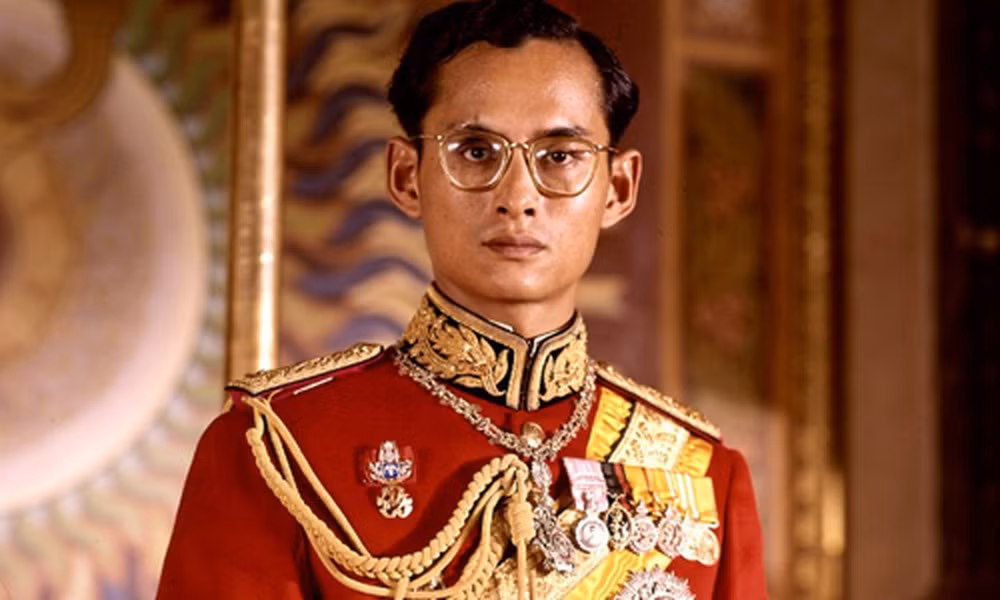 Sinh năm 1927, Quốc vương Bhumibol Adulyadej được chỉ định làm Vua vào năm 1946 sau khi người anh trai của ông là Vua Ananda Mahidol bất ngờ qua đời. Ngài chính thức lên ngôi vào ngày 5/5/1950 với vương hiệu Rama IX. Ngày 13/10/2016, Quốc vương Bhumibol Adulyadej băng hà, hưởng thọ 88 tuổi.