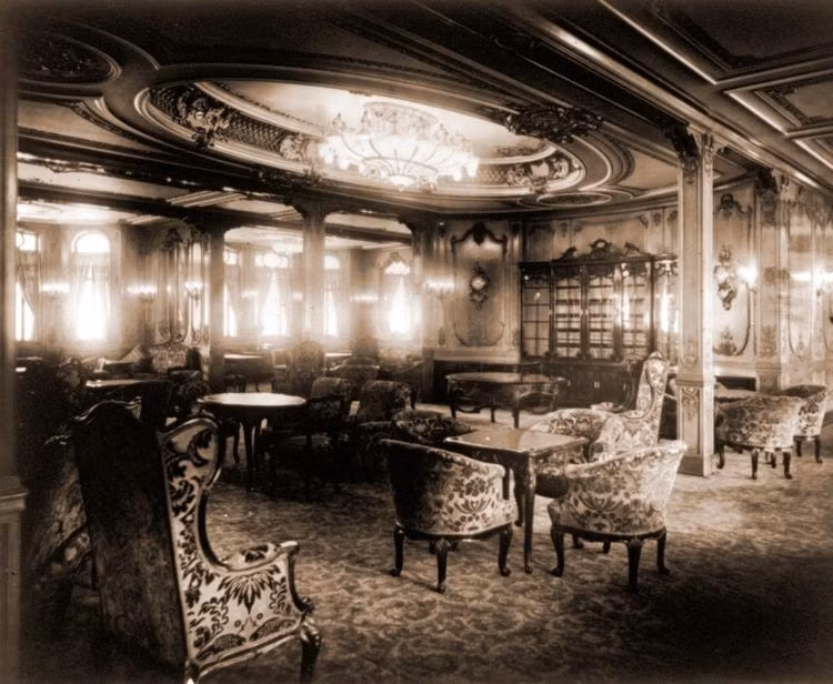 Theo các nhà nghiên cứu lịch sử, tấm vé dành cho khách VIP trên ở hạng cao nhất trên tàu Titanic có giá khoảng 1.000 USD đến hơn 2.500 USD.